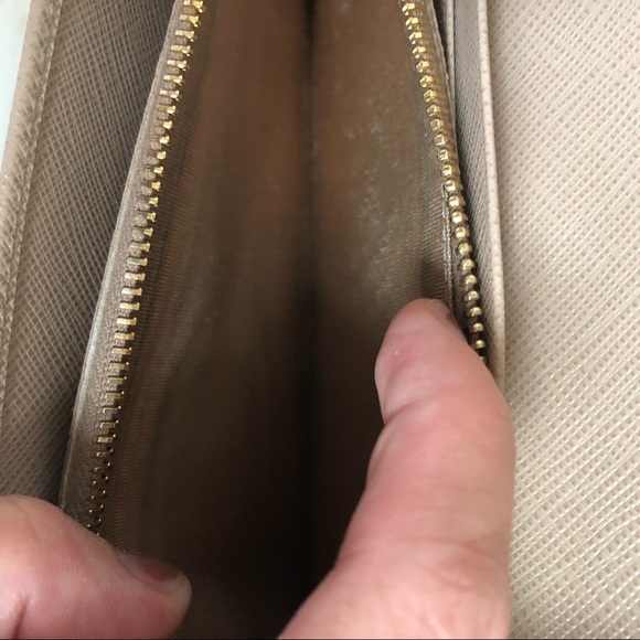 AUTHENTIC PRADA WALLET - Picture 3 of 13